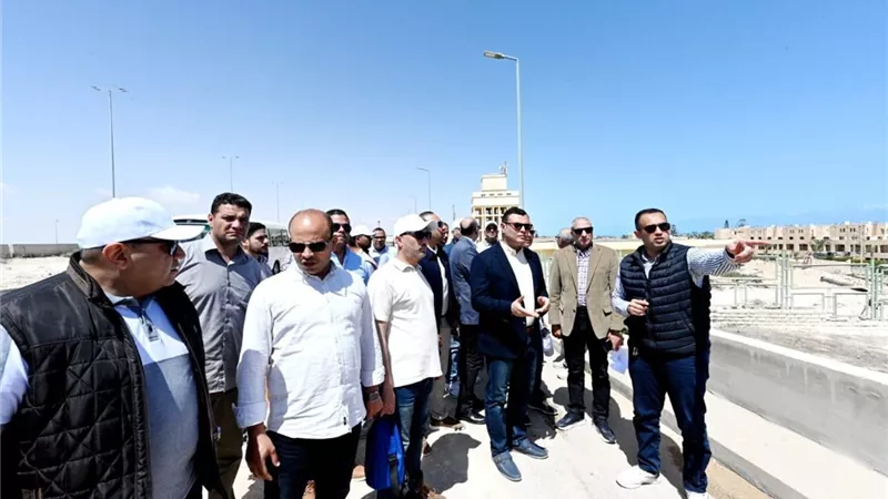 وزير الإسكان يتفقد أعمال رفع كفاءة طريق الازدواج بمارينا
