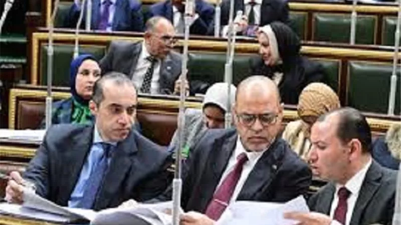 إلزام كافة المنشآت بالكشف الطبي الابتدائي علي العاملين