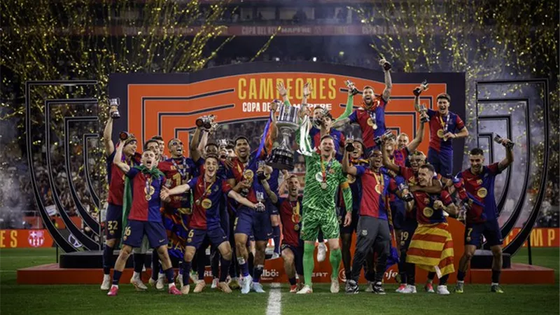 اللقب الـ32 .. شاهد لاعبو برشلونة يرفعون كأس ملك إسبانيا