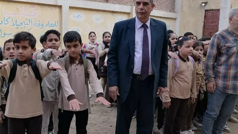 مدير تعليم الخانكة يتابع الامتحانات الشهرية بالمدارس