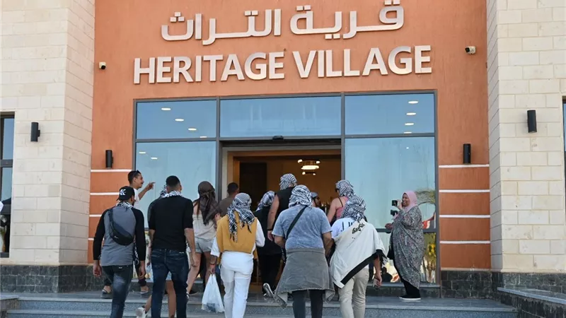 استمرار توافد السائحين والزوار علي معرض التراث البدوي بشرم الشيخ