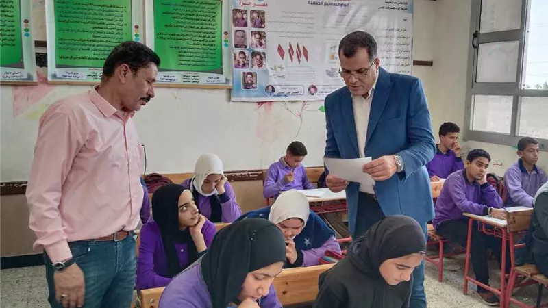 مدير تعليم دمياط يتفقد إمتحانات أبريل بكفر البطيخ وكفر سعد