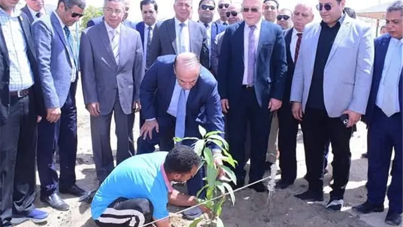 اللواء سمير فرج يغرس شجرة بإسمه بجامعة سوهاج