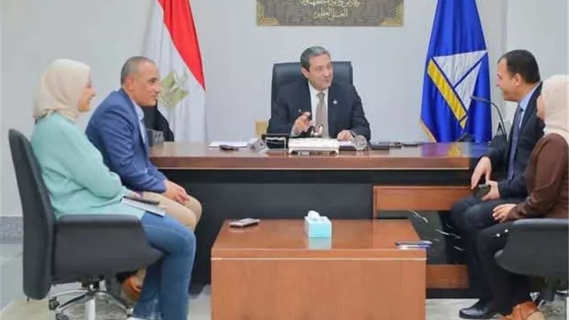 محافظ دمياط يناقش تنفيذ الخطة الإستثمارية