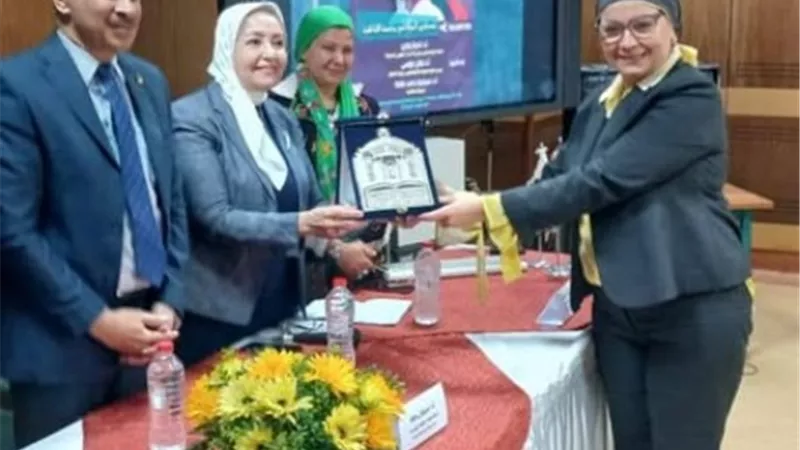تكريم د.جيهان عزام عميد كلية التربية للطفولة المبكرة بجامعة القاهرة
