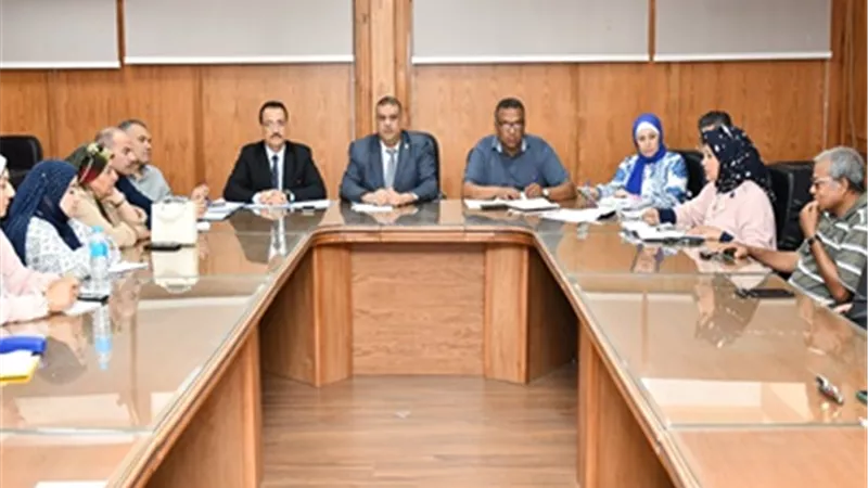 جامعة قناة السويس تبحث الاستعدادات النهائية لامتحانات اَخر العام
