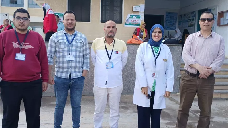 الكشف على ٧٣٥ بقافلة النجاح مركز بدر