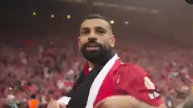 بعلم مصر.. محمد صلاح يحتقل بتتويج ليفربول بلقب الدوري الإنجليزي
