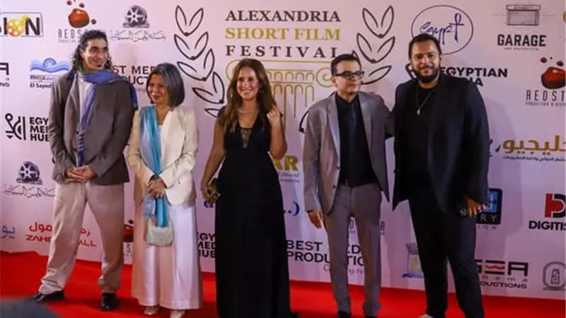 النجوم يتوافدون على السجادة الحمراء لمهرجان الإسكندرية للفيلم القصير