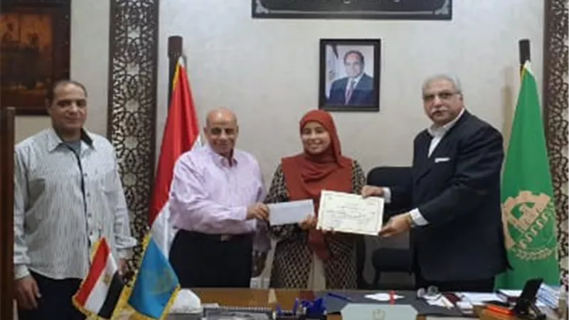 مدير تعليم القليوبية يكرم الفائزين بالمركز الأول في الإلقاء الشعري