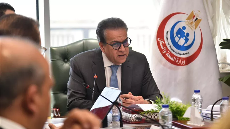 وزير الصحة يناقش خطة التطبيق التدريجي لمنظومة التأمين الشامل