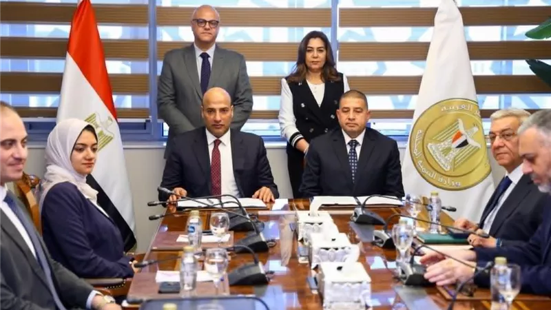 توقيع عقد لتأجير وحق الانتفاع لمشروع الـ30 مليون بيضة بالخانكة