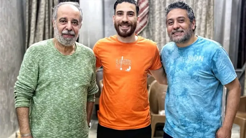 ياسر صادق يروج لمسرحيته 