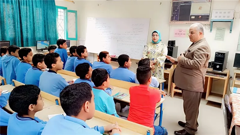 مدير تعليم الفيوم .. يفاجئ 4 مدارس فى جولة ميدانية