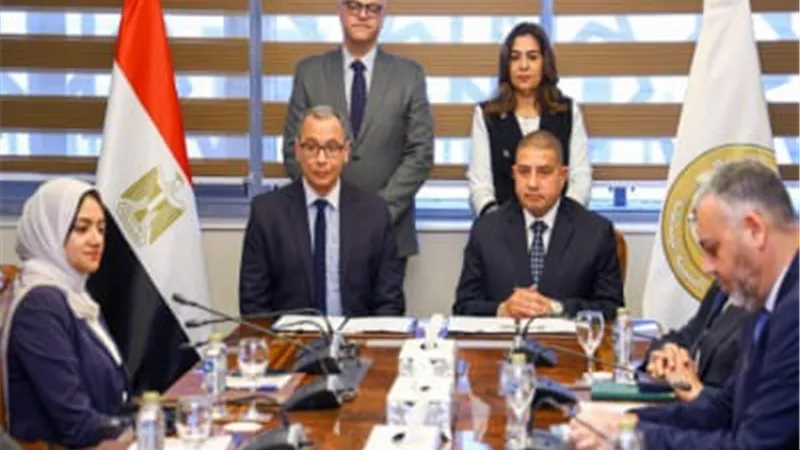 وزيرة التنمية المحلية ومحافظ القليوبية يشهدان توقيع عقد تأجير مجزر شبرا الخيمة
