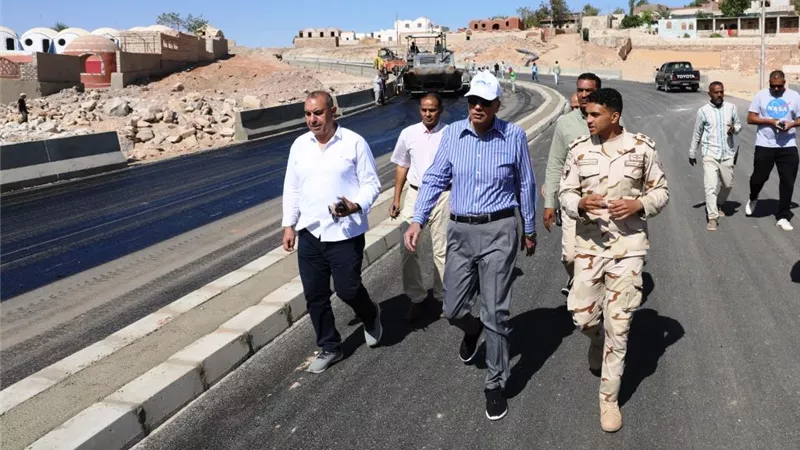 محافظ أسوان يتفقدمشروع إنشاء مطالع ومنازل بمحور وكوبرى بديل الخزن