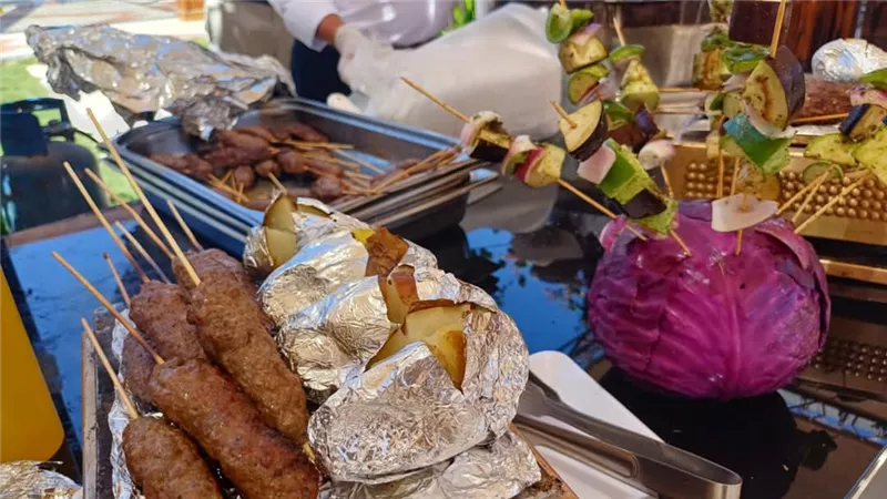مهرجان الجمبري المشوى يجذب السياح على شواطئ الغردقة ..صور