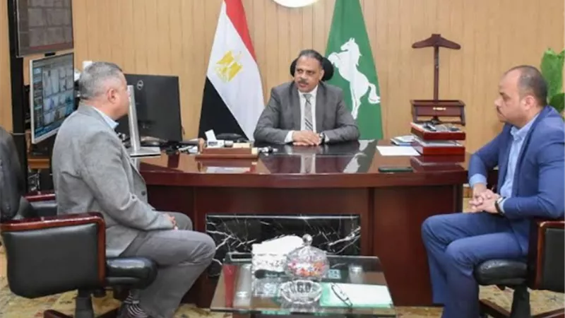 محافظ الشرقية يكرم رئيس مدينة بلبيس