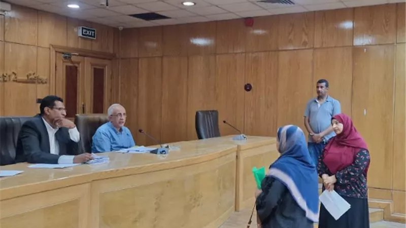 سكرتير عام الأقصر يتلقى ٣٣ طلب وشكوى من المواطنين