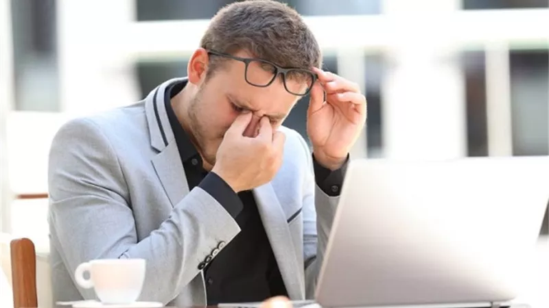 دراسة تحذر من تأثير الشاشات على صحة عيون الشباب