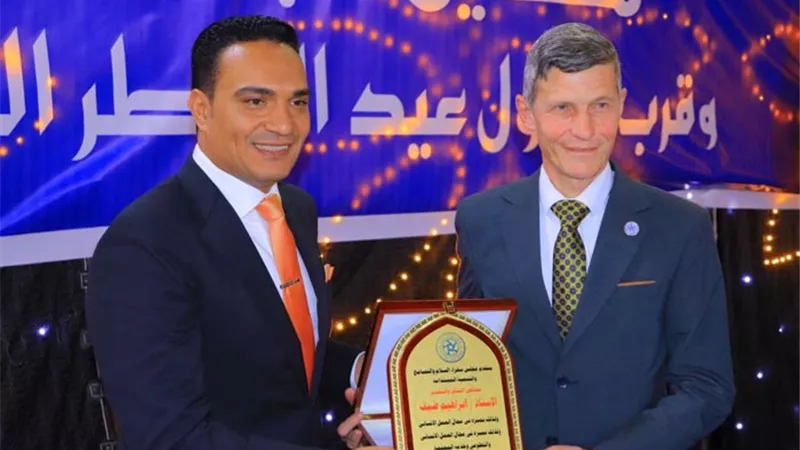 سفراء السلام يمنح ضيـــف درع التميز من الطبقة الاولي …