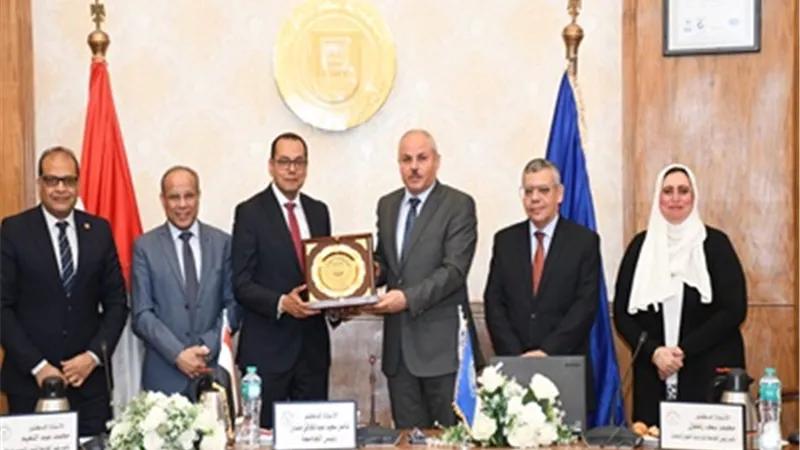 مجلس جامعة قناة السويس يكرّم الدكتور نادر النمر ويهديه درع الجامعة