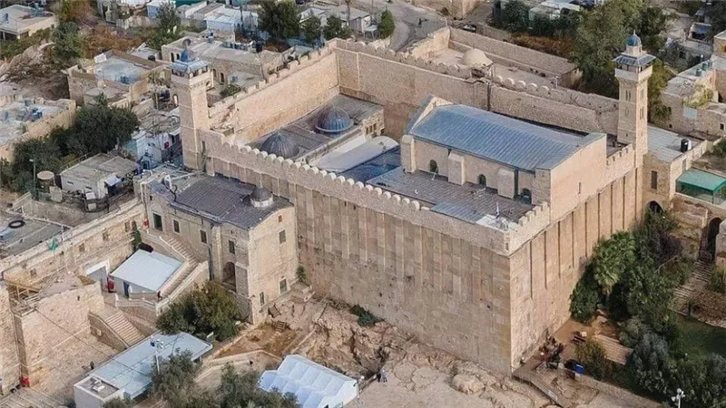 الأوقاف الفلسطينية: رفع أعلام إسرائيل فوق الحرم الإبراهيمي استفزاز لمشاعر المسلمين