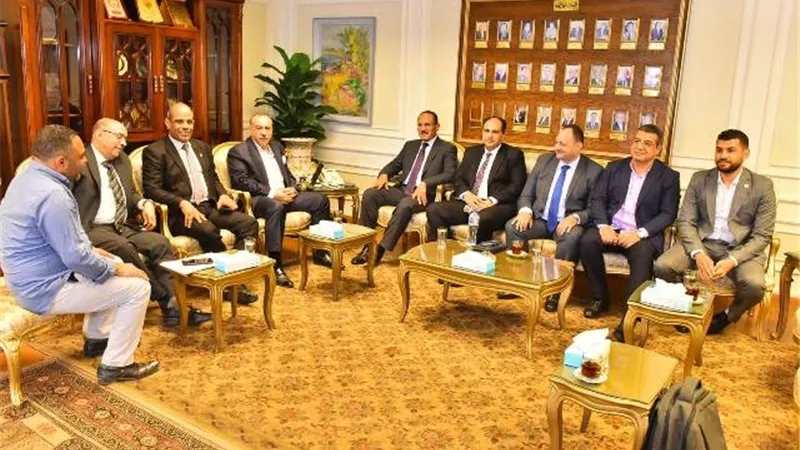 محافظ أسيوط يلتقي وفد من المالية وشركة
