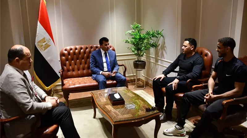 وزير الرياضة يلتقي بطل المصارعة مصطفى حسين