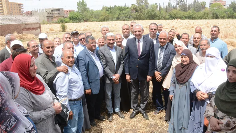 محافظ الغربية يشارك الفلاحين فرحة حصاد القمح