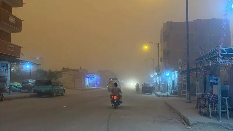 سيوة تتعرض لأسوأ علصفة ترابية والشوارع تخلو من المارة