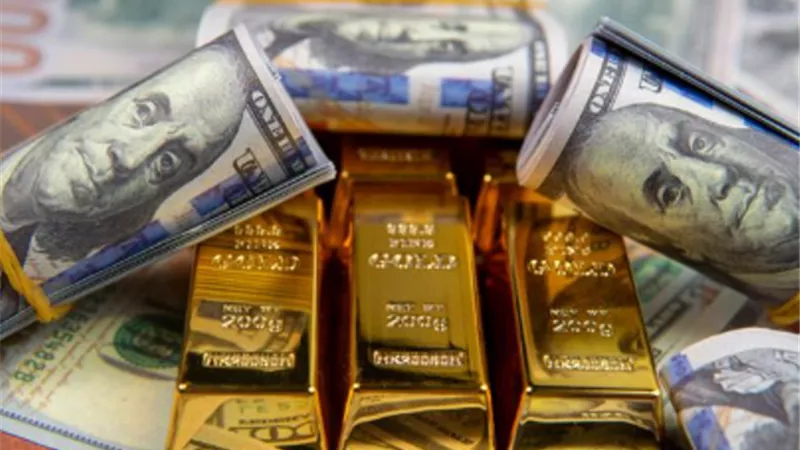 الذهب يتراجع مع صعود الدولار وترقب الأسواق لقرارات الفائدة