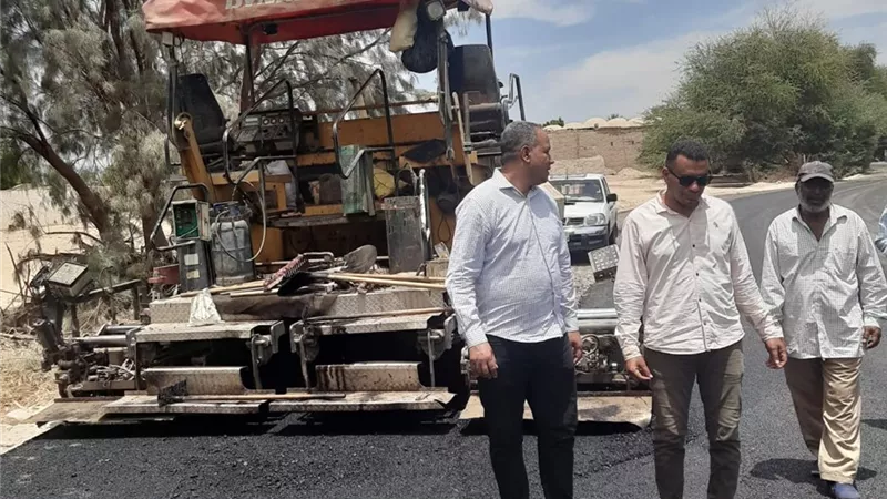 رئيس مدينة إسنا بالأقصر يتابع أعمال تمهيد ورصف الطرق بالنمسا
