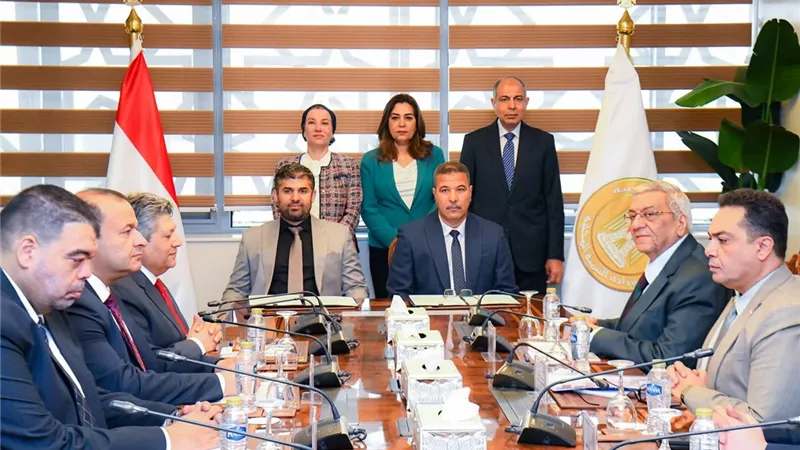 توقيع عقد تشغيل مصنع تدوير المخلفات بمركز العدوة