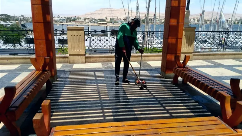 حملات نظافة بمنطقة الممشى السياحى وكورنيش النيل بالأقصر