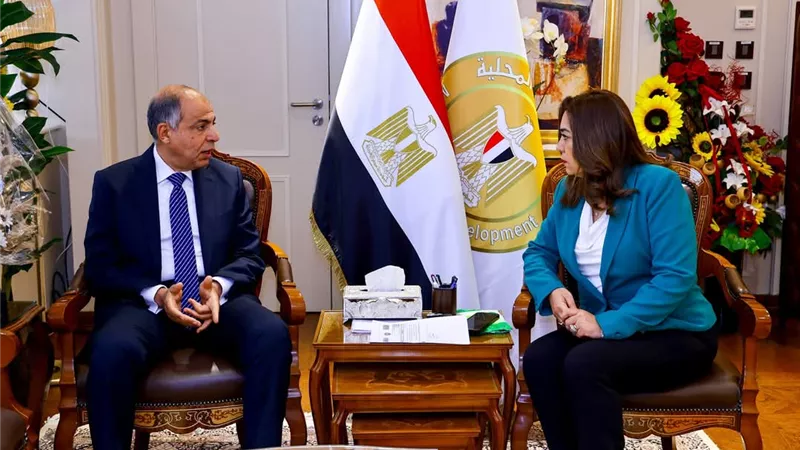 محافظ المنيا يعرض الموقف التنفيذي لمشروعات حياة كريمة