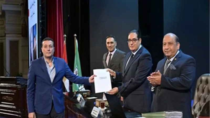 جامعة القاهرة تكرم الفريق المشارك فى تنظيم زيارة الرئيس الفرنسي