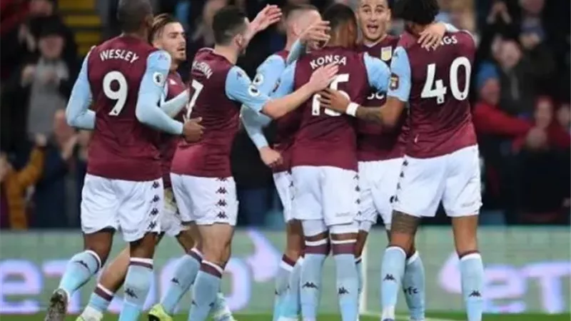 ثنائي أستون فيلا على أبواب الدوري السعودي