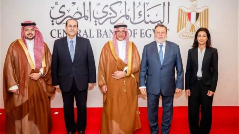 محافظ البنك المركزي يلتقي أمين عام المجلس التنسيقي المصري السعودي