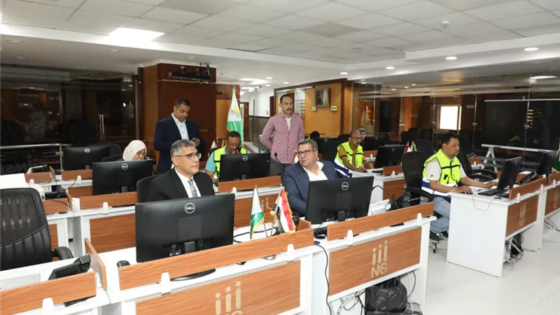 محافظ الجيزة يتابع الأحوال الجوية من مركز السيطرة