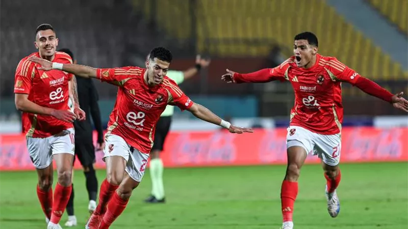 الأهلي يتخطي بتروجيت بثلاثية مثيرة في الدوري