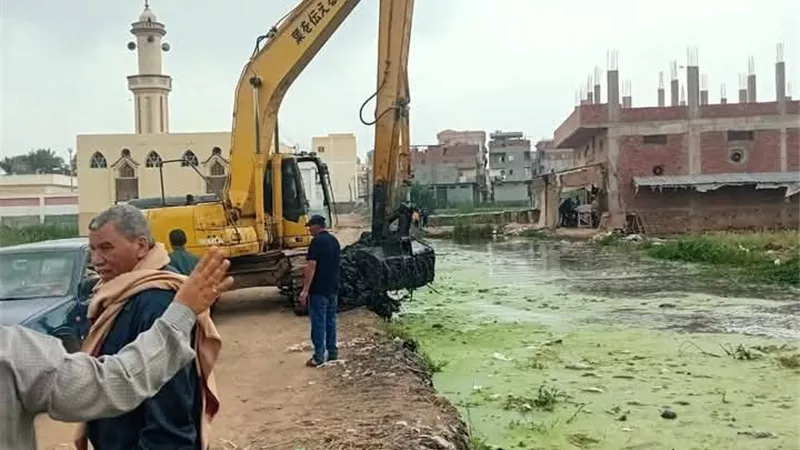 تطهير مصارف قرى دمياط من الحشائش والمخلفات