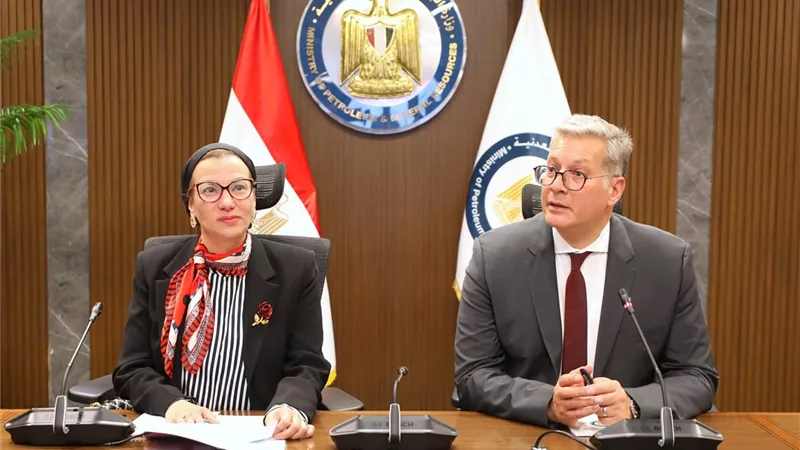 وزيرا البترول والبيئة يناقشان سبل خفض الانبعاثات الكربونية في مصر