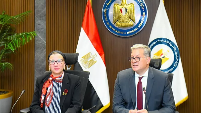 وزيرا البيئة والبترول يناقشان سبل خفض الإنبعاثات الكربونية في مصر