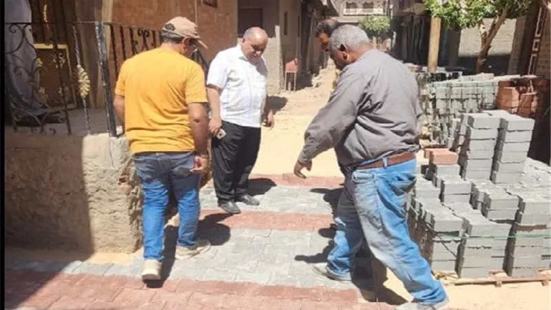 مواصلة تركيب بلاط الإنترلوك بتفرعات شارع الحدادين بمدينة صدفا