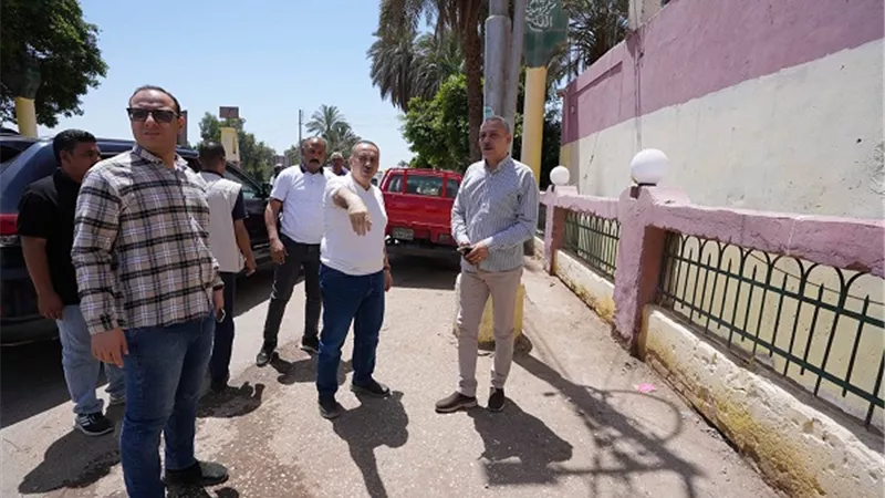 محافظ أسيوط يتابع خطط تطوير مداخل قريتي بني زيد الأكراد وأبنوب