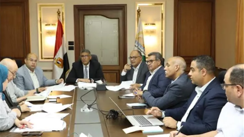 محافظ الجيزة يبحث آليات تطوير منظومة النظافة
