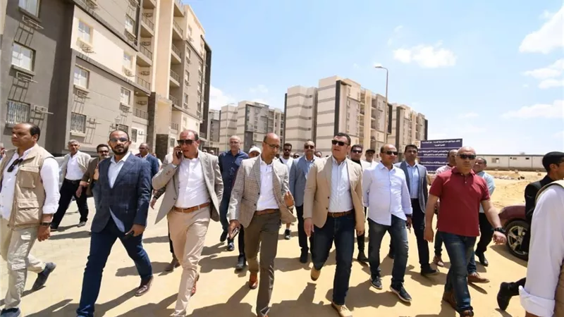 وزير الإسكان يتفقد مشروع 