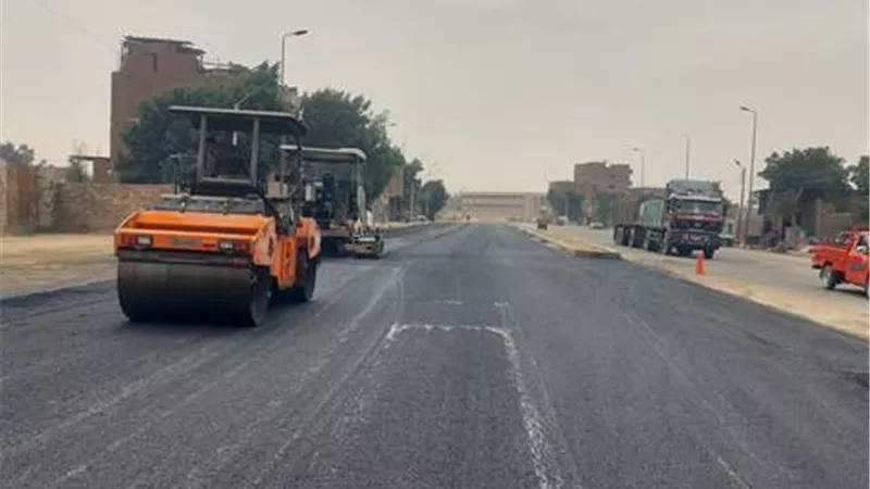 محافظ الجيزة يتابع تطوير الطرق والمحاور بمنشاة القناطر والصف