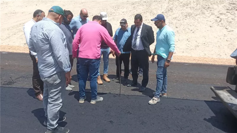 محافظ أسيوط: استمرار أعمال رصف طريق دير القصير